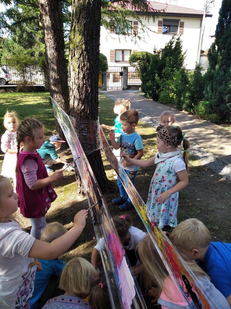 Dzień Przedszkolaka. Dzieci z grupy Wróżki i Czarodzieje malują na folii.